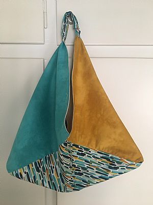 Τρίγωνη τσάντα, επηρεασμένη από τον Ιαπωνικό μινιμαλισμό χρωματισμένη με τα yfasmatakia της Κικής Παπαδοπούλου!