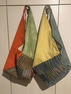 Τρίγωνη τσάντα, επηρεασμένη από τον Ιαπωνικό μινιμαλισμό χρωματισμένη με τα yfasmatakia της Κικής Παπαδοπούλου!